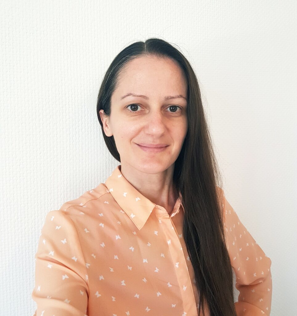 Photo en portrait de Nelly Chrestia-Cabané, Art-thérapeute